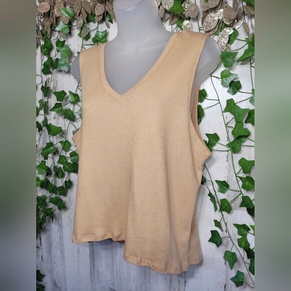 NWOT Chaser V-Neck Tank - Picture 3 of 9